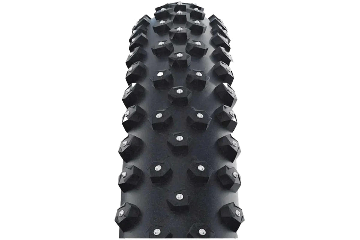 SCHWALBE Ice Spiker Pro Foldable 29 x 2,60 (65-622) er designet for krevende vinterterreng, hvor pålitelighet og grep er alfa og omega. Dette sammenleggbare piggdekket i premiumklassen kombinerer letthet, rullemotstand og maksimalt grep på en måte som gjør det til et av markedets mest populære vinterterrenggdekk. Dekket har hele 402 stålpigger, som biter seg effektivt fast i frosne underlag og gir en stabil følelse selv i de glatteste forholdene. Piggplasseringen er optimalisert for både retningsstabilitet og svinggrep, slik at kjøringen føles sikker både på stier og hard vei. Ice Spiker Pro bruker Schwalbes Evolution Line-rammestruktur, som kombinerer lette materialer, fleksibel konstruksjon og en svært høykvalitets gummiblend. Den brede 2,60" profilen gir stort luftvolum, som forbedrer demping, kjørekomfort og grep på myk snø. I tillegg gjør dekkets sammenleggbare aramidramme det lettere og enklere å transportere uten kompromisser på holdbarhet. SCHWALBE Ice Spiker Pro piggdekk      